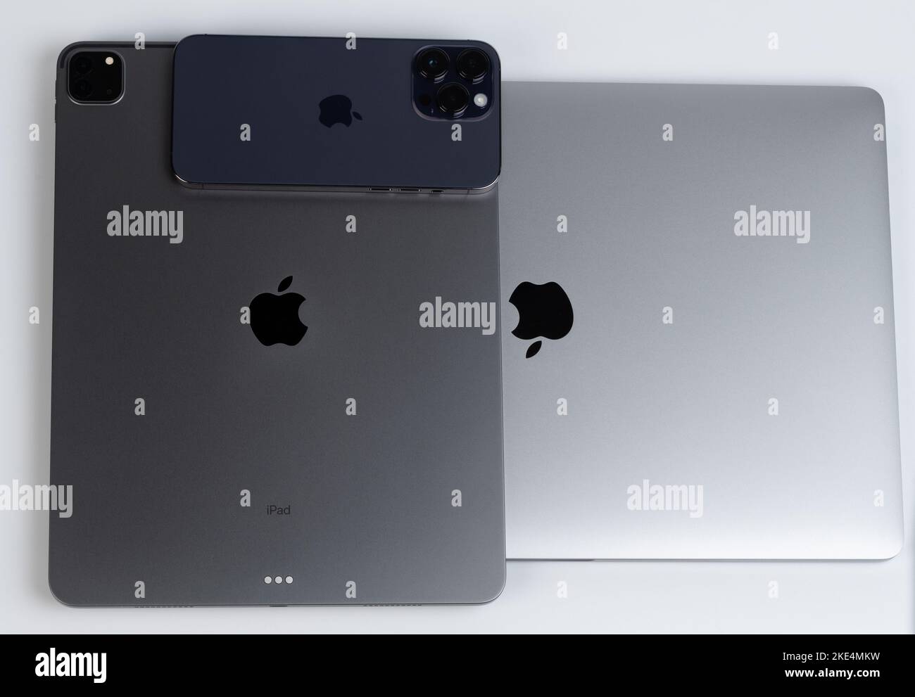 New york, USA - 8. November 2022: Neues Apple macbook, ipad und iphone liegen auf weißem Hintergrund Stockfoto