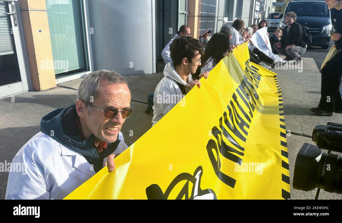 10. November 2022, Brandenburg, Schönefeld: Wissenschaftler und Klimaaktivisten protestieren mit einem Transparent gegen den Einsatz von Privatjets bei einer Aktion der Gruppe "Scientist Rebellion" am Flughafen BER. Foto: Lutz Deckwerth/dpa Stockfoto