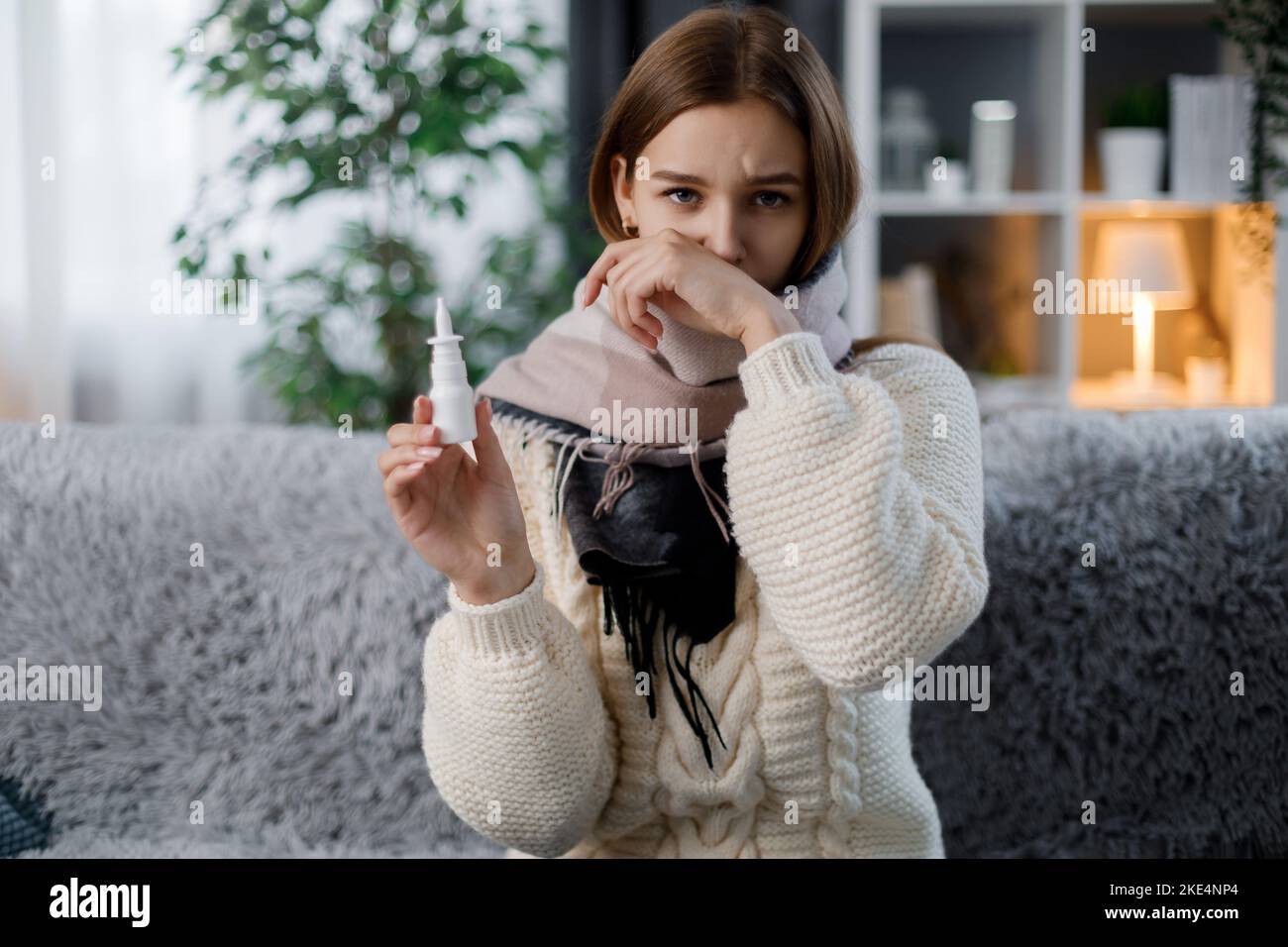 Frau mit Nasenspray Stockfoto