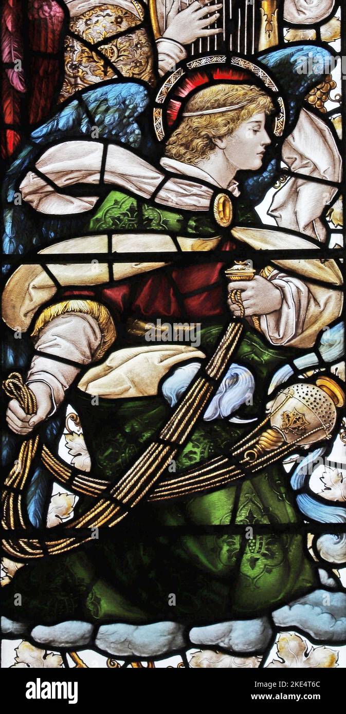Buntglasfenster von Percy Bacon, das einen Engel zeigt, der eine Zensur schwingt, St Barnabas Church, Emmer Green, Reading, Berkshire Stockfoto