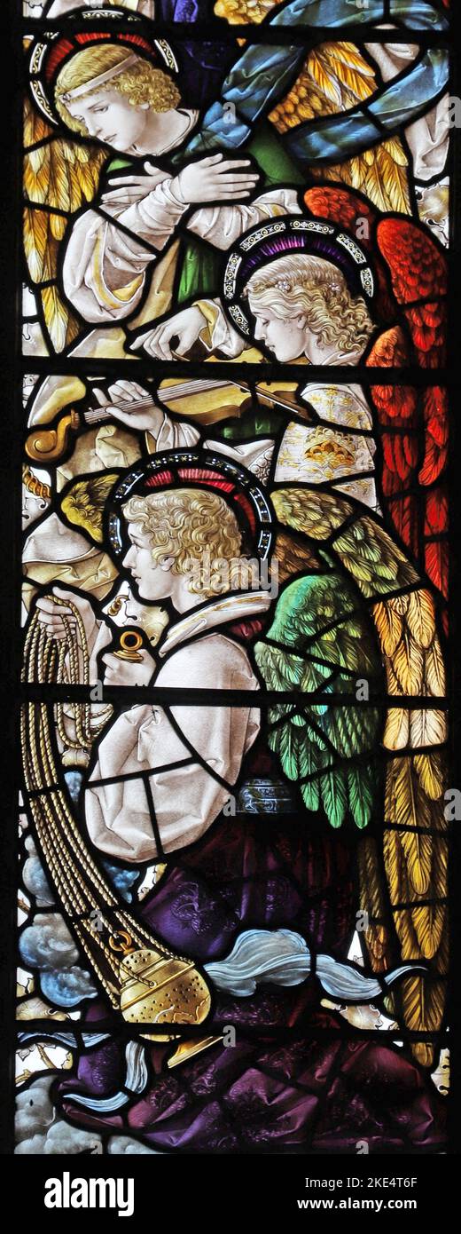 Buntglasfenster von Percy Bacon & Brothers, in dem Engel auf Musikinstrumenten spielen, St Barnabas Church, Emmer Green, Reading, Berkshire Stockfoto