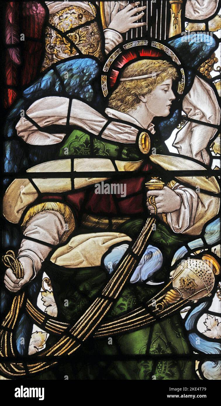 Buntglasfenster von Percy Bacon, das einen Engel zeigt, der eine Zensur schwingt, St Barnabas Church, Emmer Green, Reading, Berkshire Stockfoto