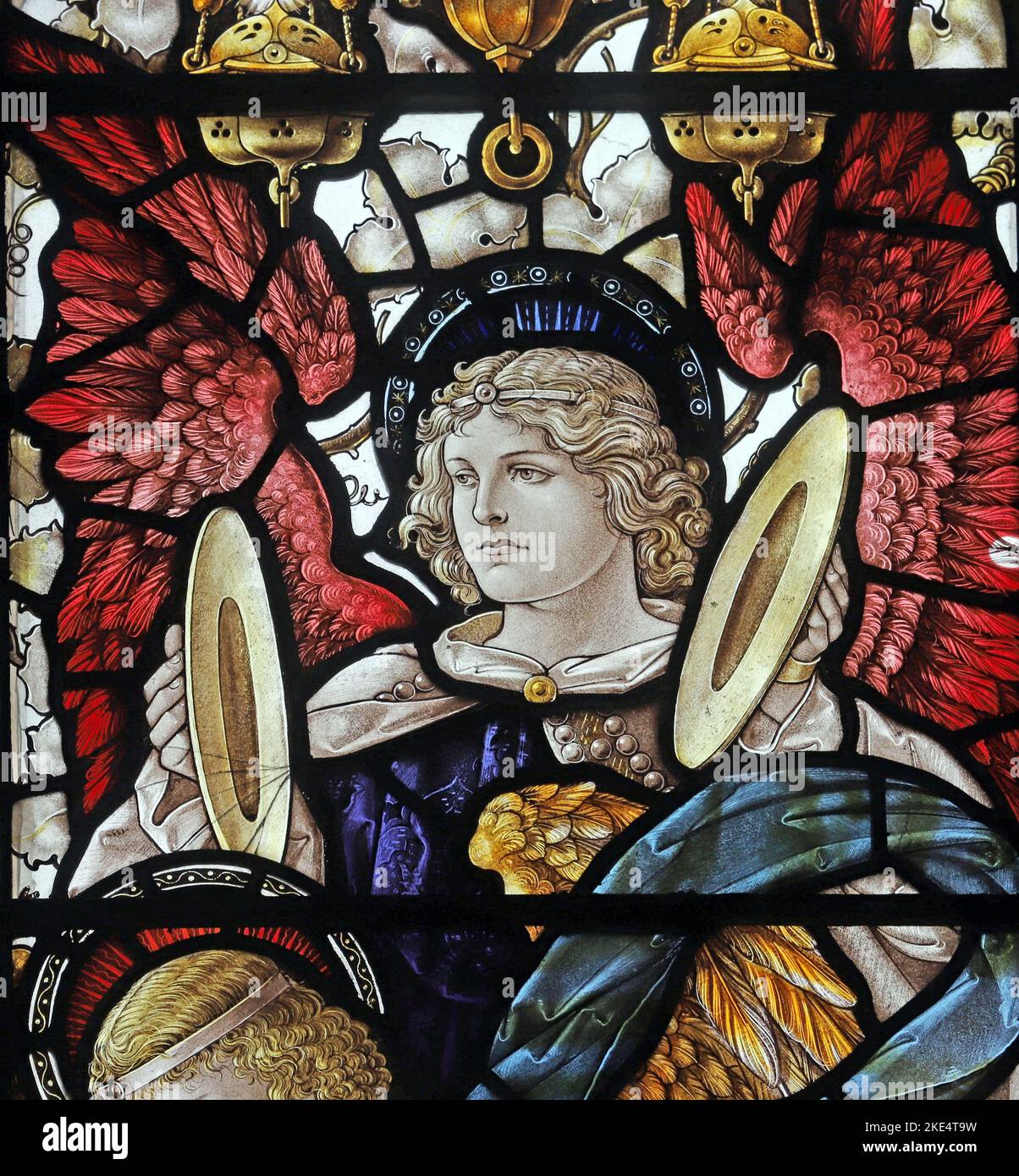 Buntglasfenster von Percy Bacon mit einem Engel, der Zimbeln spielt, St Barnabas Church, Emmer Green, Reading, Berkshire Stockfoto