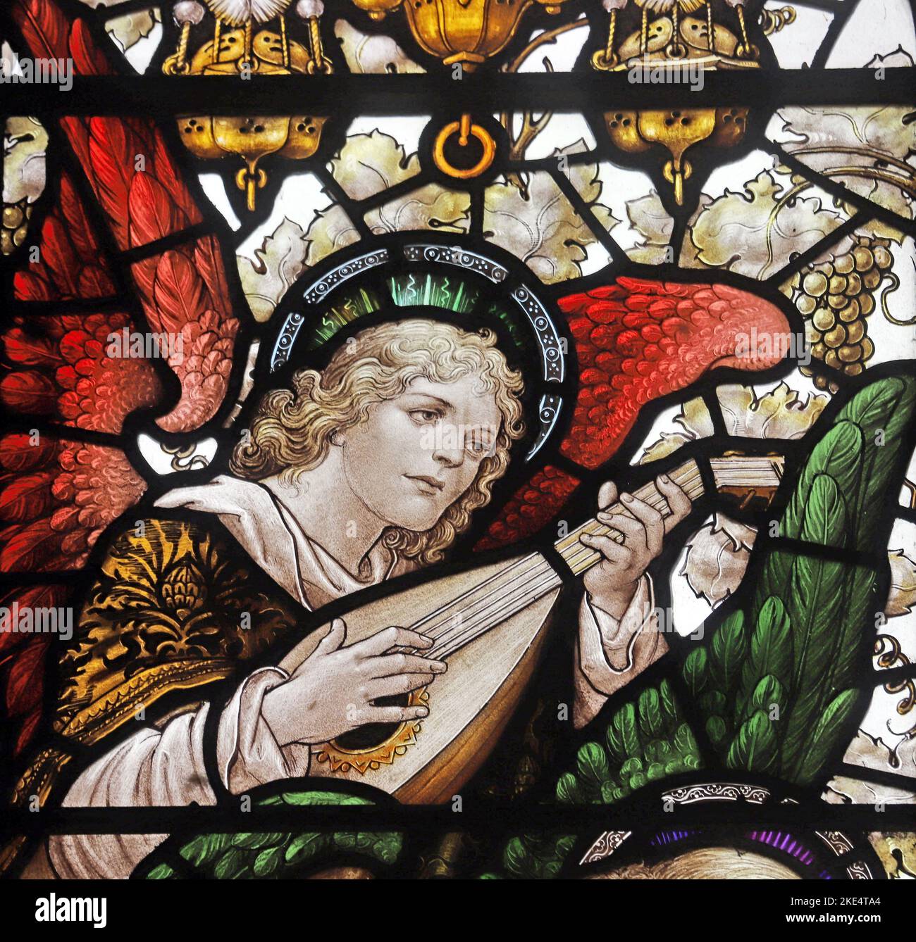 Buntglasfenster von Percy Bacon mit einem Engel, der Laute spielt, St. Barnabas Church, Emmer Green, Reading, Berkshire Stockfoto