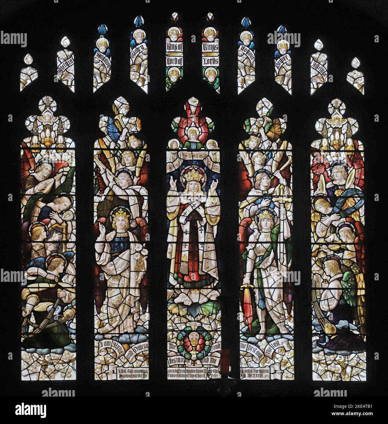 Buntglasfenster von Percy Bacon, das Christus den König zeigt, umgeben von der Engelswirt, St. Barnabas Kirche, Emmer Green, Reading, BER Stockfoto