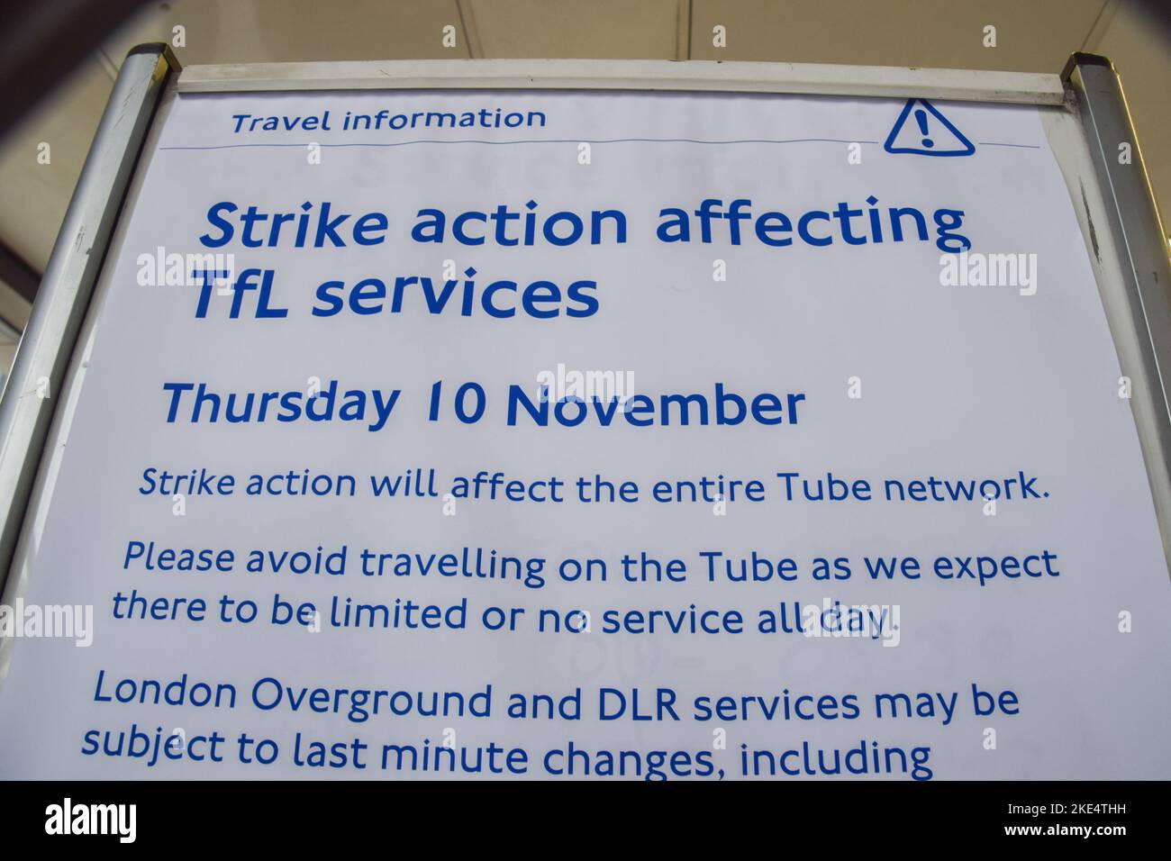 London, England, Großbritannien. 10.. November 2022. Streikmaßnahme-Informationsschild an der U-Bahnstation King's Cross St Pancras, da ein weiterer U-Bahn-Streik die Fahrt in der Hauptstadt stört. (Bild: © Vuk Valcic/ZUMA Press Wire) Stockfoto