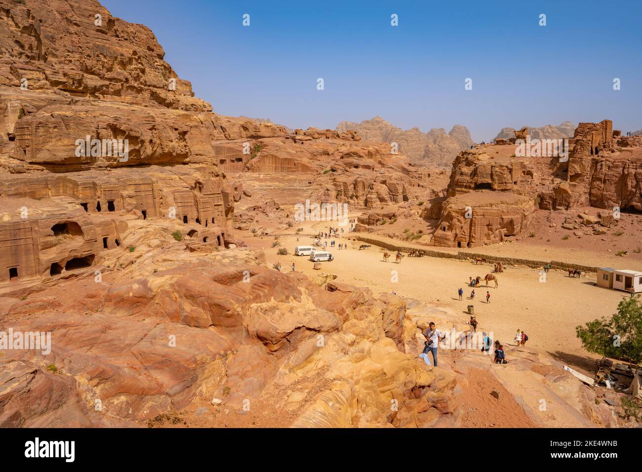 Blick auf die Straße der Fassaden zum Theater in Petra Jordan Stockfoto