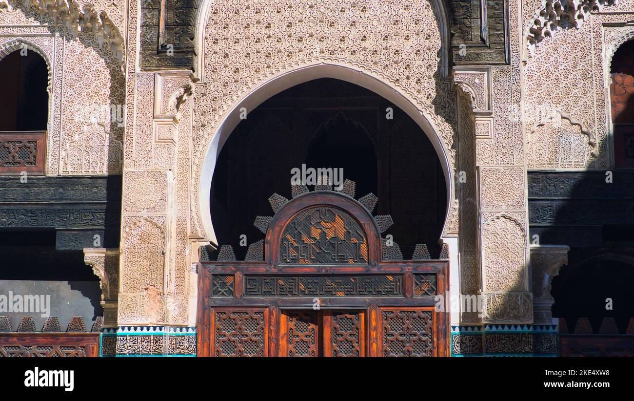 Eine schöne Dekoration über einer Bildschirmtür mit komplizierten symmetrischen Mustern in Madrassa von Fez Stockfoto