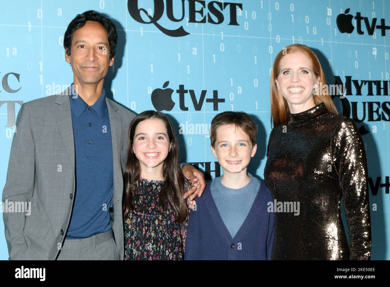 Los Angeles, Kalifornien. 9.. November 2022. Danny Pudi, Fiona Leigh Pudi, James Timothy Pudi, Bridget Showalter Pudi bei der Premiere DER MYTHISCHEN QUEST-Saison 3, Linwood Dunn Theater, Los Angeles, CA 9. November 2022. Kredit: Priscilla Grant/Everett Collection/Alamy Live Nachrichten Stockfoto