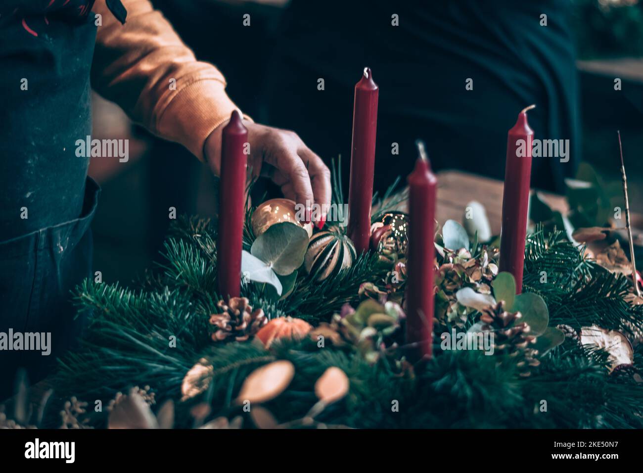 weihnachtskugeln, Kerzen und grüne Kieferntanne für die Herstellung von