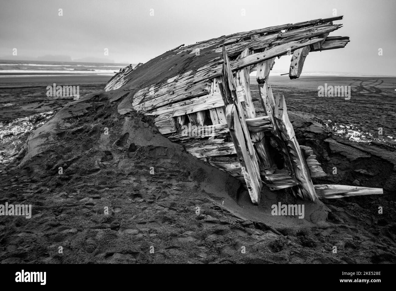 Verlassene Schiffsablage am schwarzen Strand in Island Stockfoto