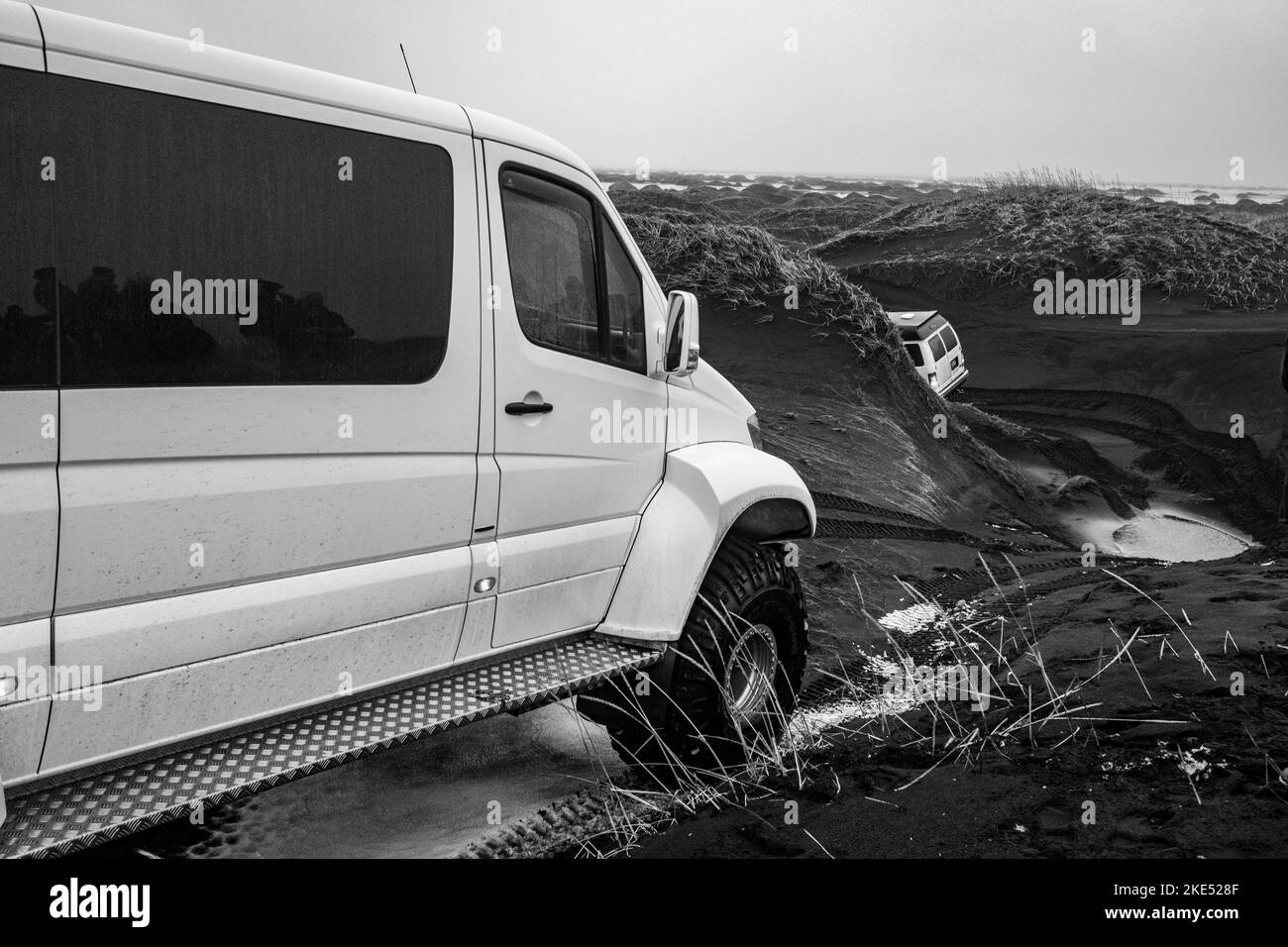 Offroad-Fahrzeuge fahren durch schwarze Dünen auf Island Stockfoto