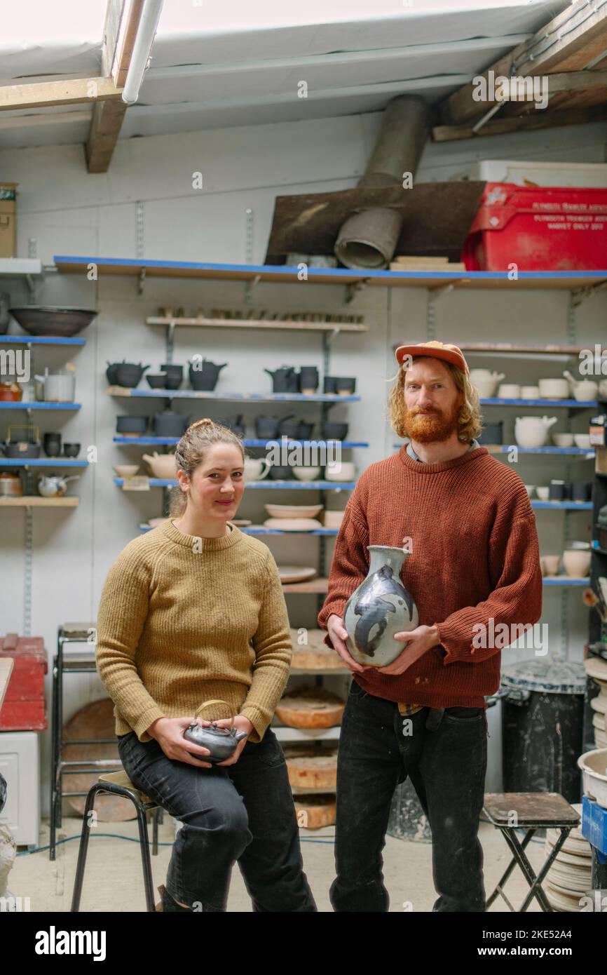 Bild von Jim Wileman - Pop Wilkinson und Jez Anderson, die gemeinsam mit dem Rad geworfene Töpfe machen, im Bild in ihrem Studio Welcombe, North Devon. Stockfoto