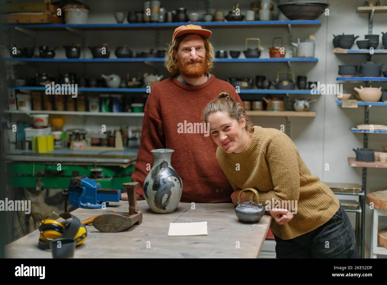 Bild von Jim Wileman - Pop Wilkinson und Jez Anderson, die gemeinsam mit dem Rad geworfene Töpfe machen, im Bild in ihrem Studio Welcombe, North Devon. Stockfoto