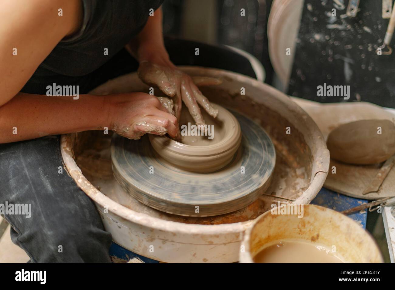 Bild von Jim Wileman - Pop Wilkinson und Jez Anderson, die gemeinsam mit dem Rad geworfene Töpfe machen, im Bild in ihrem Studio Welcombe, North Devon. Stockfoto