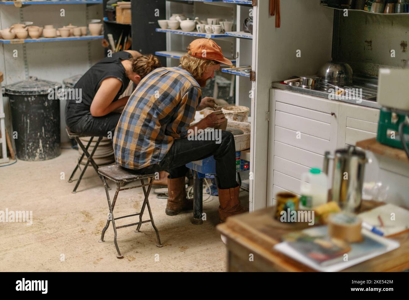 Bild von Jim Wileman - Pop Wilkinson und Jez Anderson, die gemeinsam mit dem Rad geworfene Töpfe machen, im Bild in ihrem Studio Welcombe, North Devon. Stockfoto