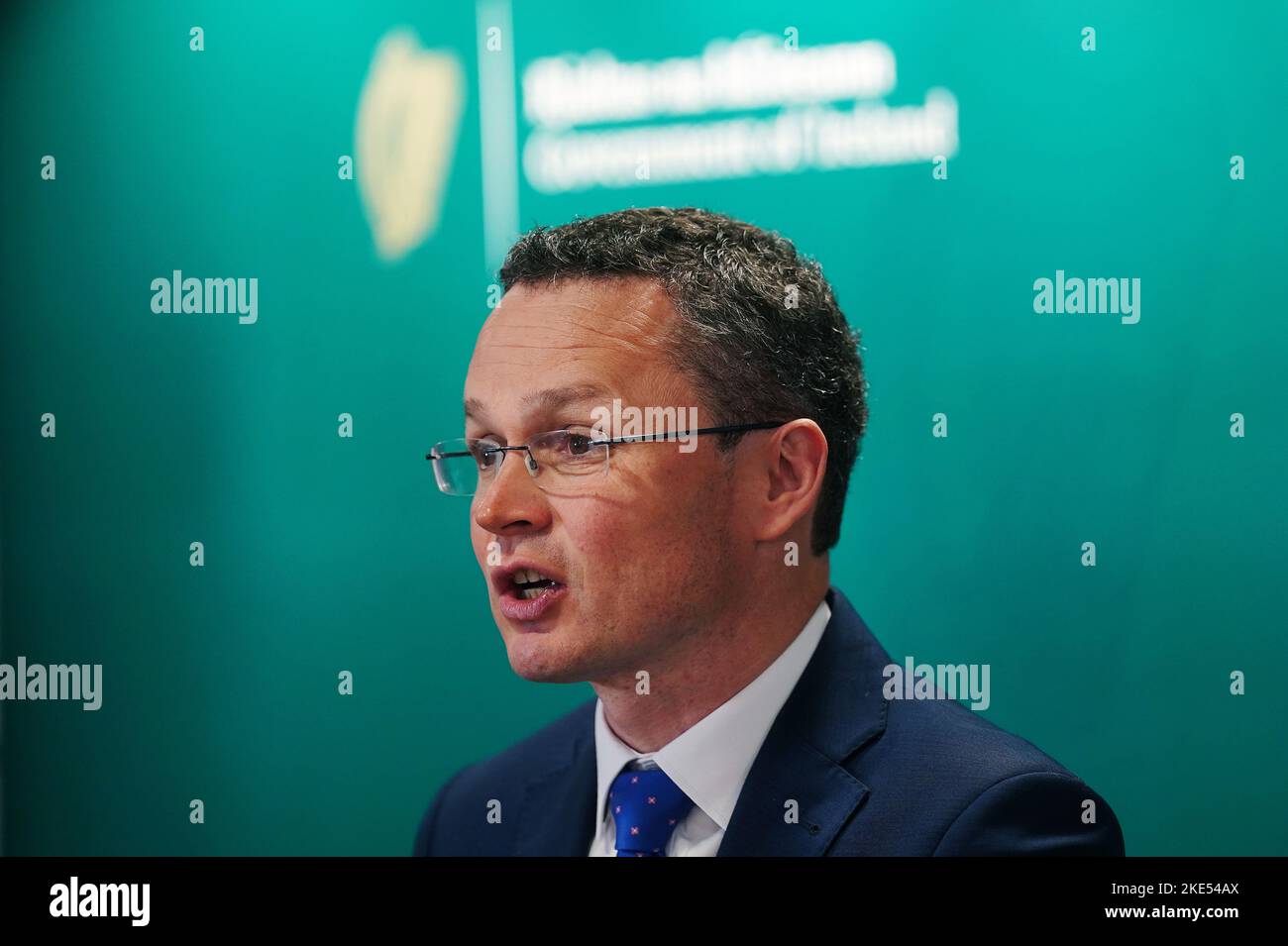 Der für das Büro für öffentliche Arbeiten verantwortliche Staatsminister Patrick O'Donovan sprach beim Start der Informationskampagne „Be Winter Ready“ 2022-2023 im Büro für Notfallplanung in Dublin. Bilddatum: Donnerstag, 10. November 2022. Stockfoto