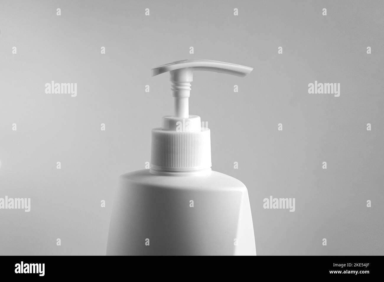 Weiße Plastikflasche mit Flüssigseife mit Spenderpumpe Stockfoto