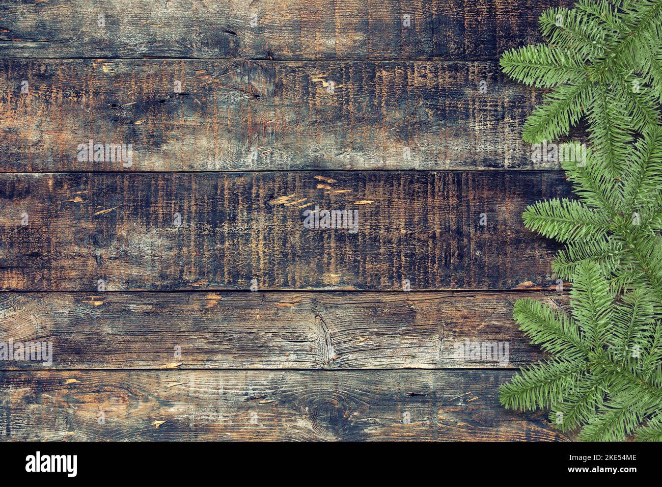 Weihnachten Kiefer Zweige Dekoration hölzernen Hintergrund Stockfoto