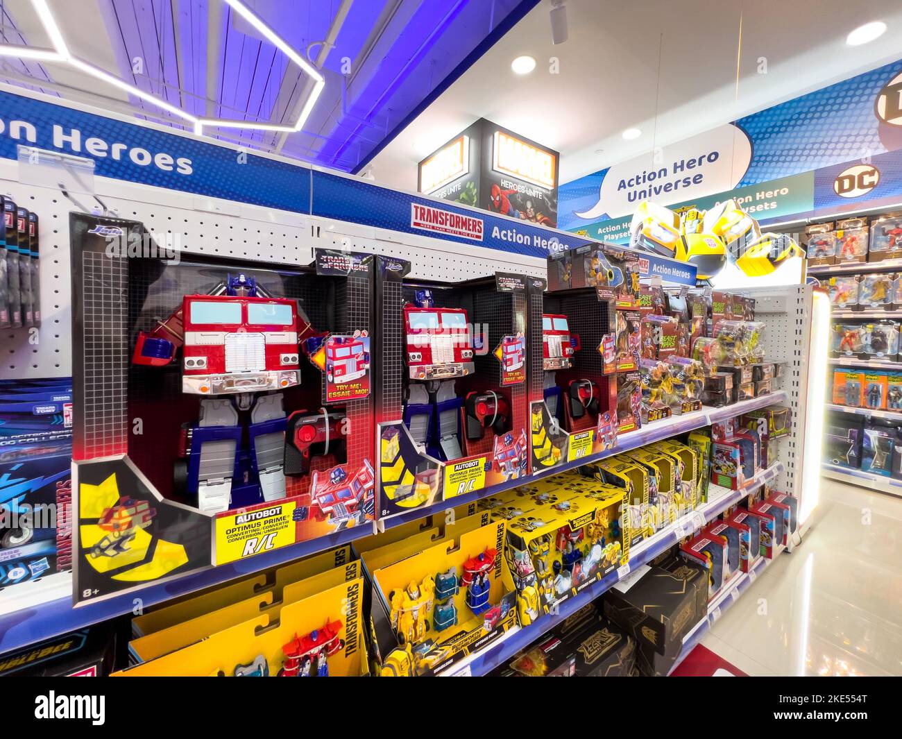 Transformator Optimus Prime Spielzeug in Box zum Verkauf in einem Spielwarenladen. Stockfoto