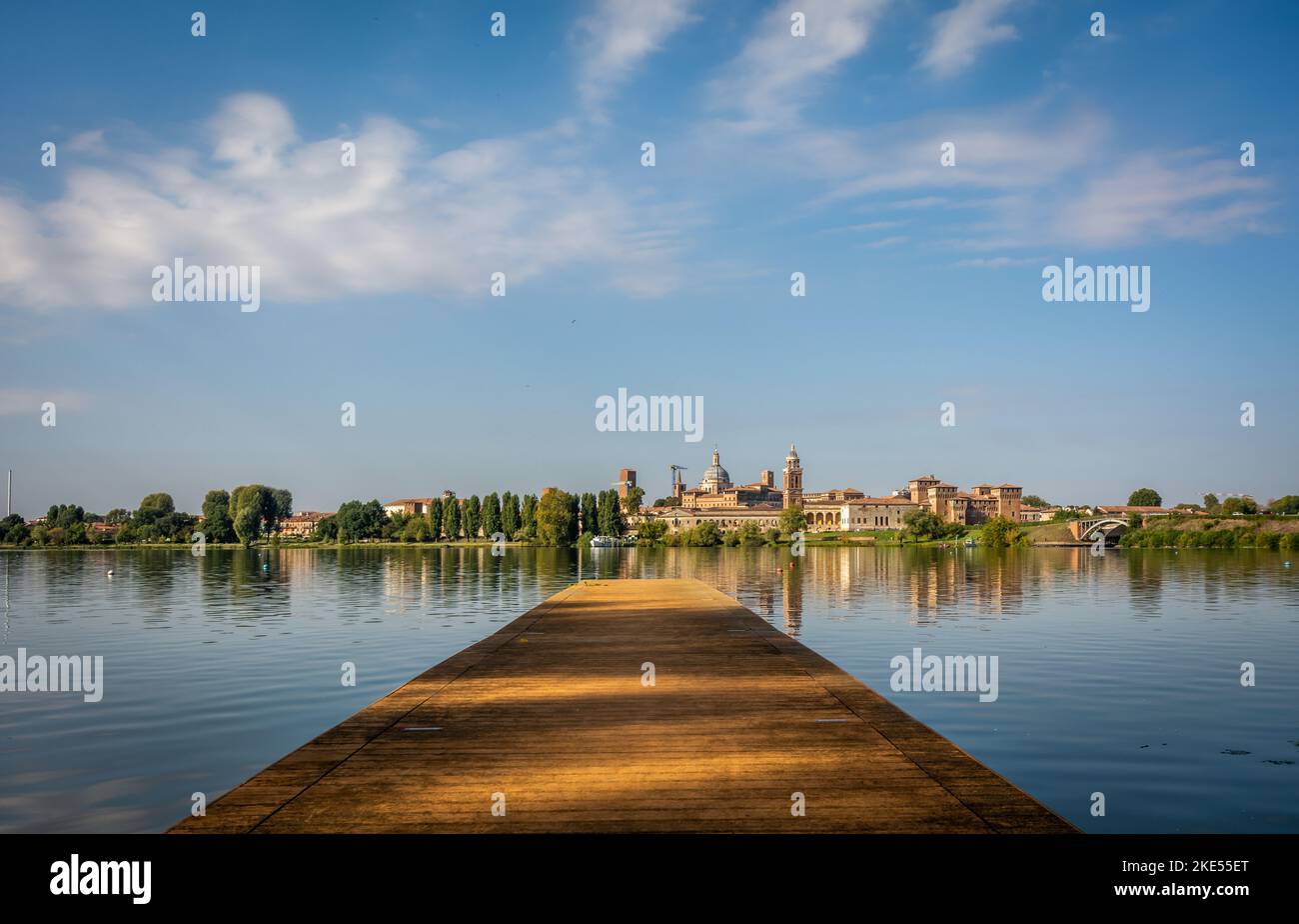 Panoramablick auf die mittelalterliche Stadt Mantova (Mantua) mit See (Lago di Mezzo) - Italien Stockfoto