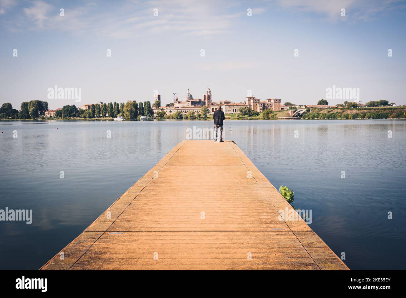 Panoramablick auf die mittelalterliche Stadt Mantova (Mantua) mit See (Lago di Mezzo) - Italien Stockfoto