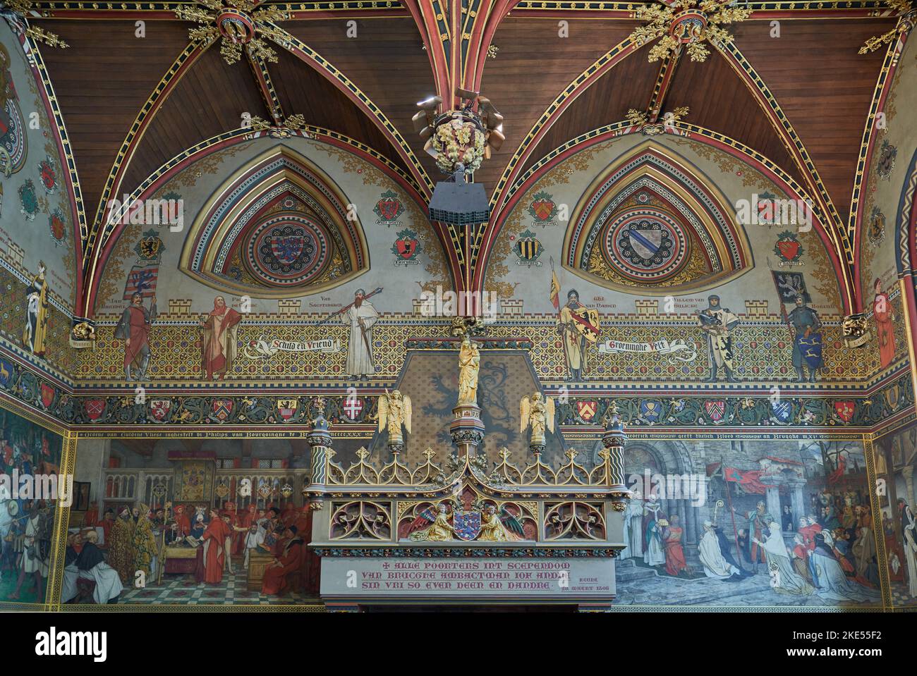 Brügge, Belgien - 19. Juli 2020: Die Dekorationen der gotischen Innenräume des Rathauses Stockfoto