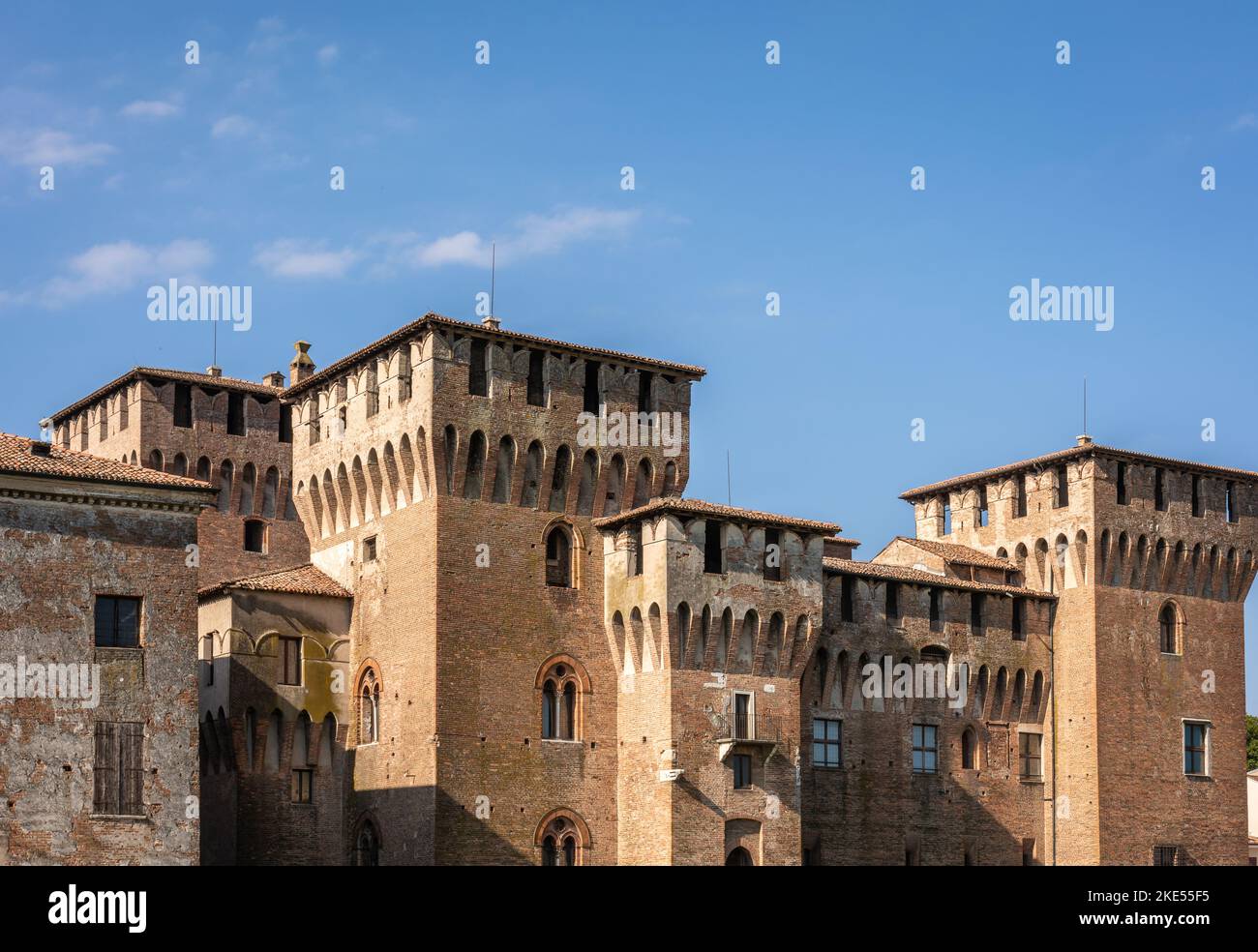 Castello di San Giorgio (Burg des Heiligen Georg) ist eine rechteckige Wasserburg in Mantua, die sich im Nordosten der Stadt befindet. Stockfoto