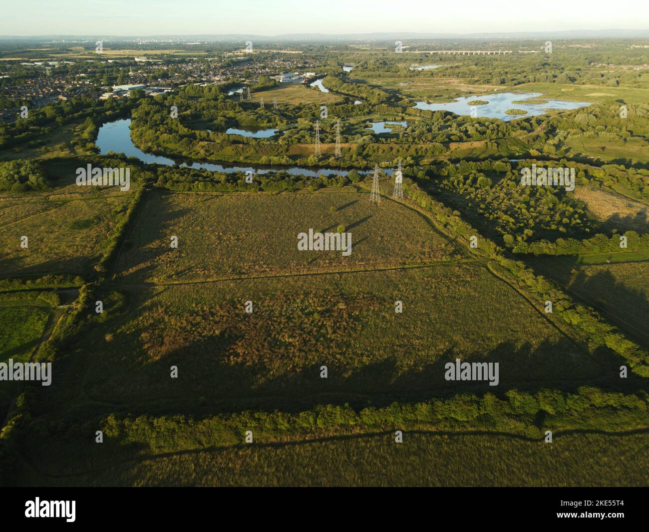 Eine Luftaufnahme von Paddington Meadows und Woolston Eyes Feuchtgebieten am Fluss Mersey, Warrington, England Stockfoto