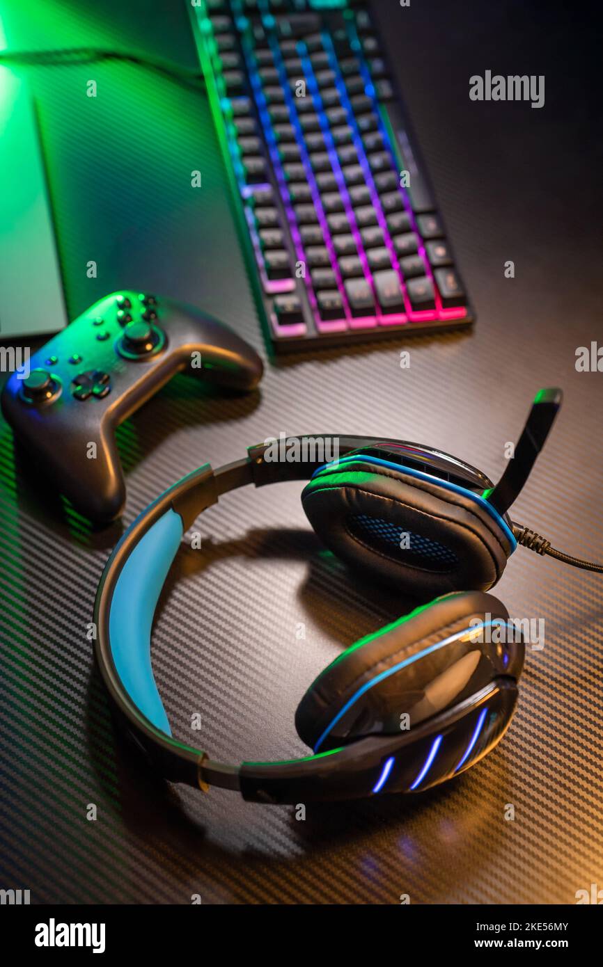 Draufsicht auf den Arbeitsplatz und die Ausrüstung des Spielers, Headset, Maus, Tastatur, Joystick, VR auf schwarzem Tisch Stockfoto