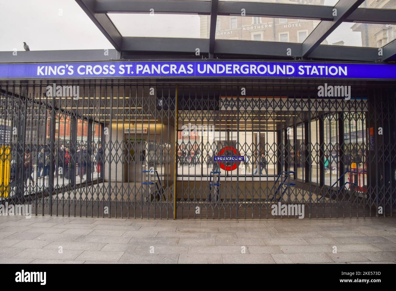 London, Großbritannien. 10.. November 2022. Der geschlossene Eingang befindet sich an der U-Bahnstation King's Cross St Pancras, da ein weiterer U-Bahnstreik die Fahrt in der Hauptstadt stört. RMT und Unite-Gewerkschaften haben weitere Streikposten über Renten und Stellenabbau durchgeführt. (Foto: Vuk Valcic/SOPA Images/Sipa USA) Quelle: SIPA USA/Alamy Live News Stockfoto