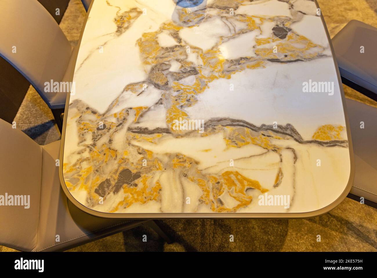 Luxuriöser Marmorstein Mit Blick Auf Den Esstisch Mit Goldenen Adern Stockfoto