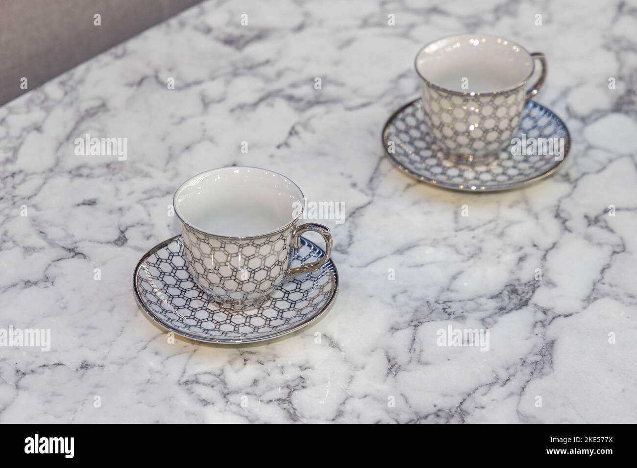 Zwei Kaffeebecher aus Porzellan am Marmortisch aus Stein Stockfoto