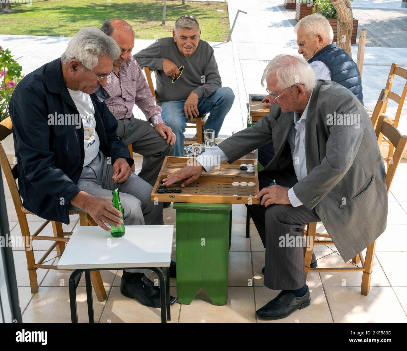 Eine Gruppe älterer Männer, die Backgammon-Brettspiele spielen, Pafos Stadtzentrum, Zypern. Stockfoto