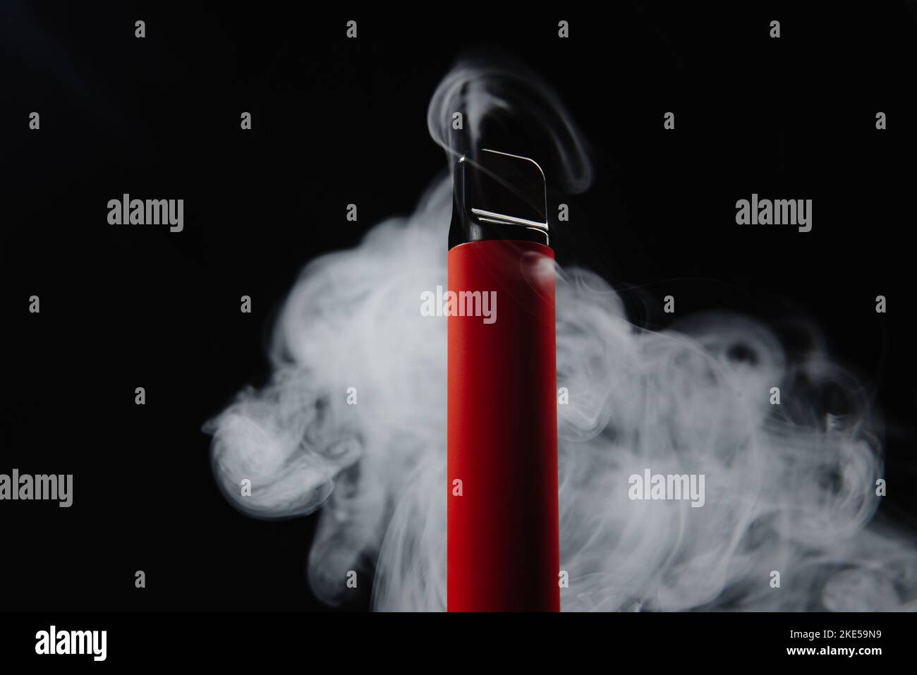 Bunte Einweg-E-Zigarette, auf schwarzem Hintergrund. Das Konzept von modernem Rauchen, Verdampfen und Nikotin. Alternative zum Rauchen, sichere Zigaretten Stockfoto