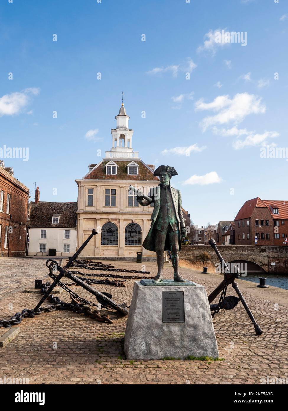 Statue von Captain George Vancouver vor dem Custom House, Purfleet Quay, King's Lynn, Norfolk, England Stockfoto