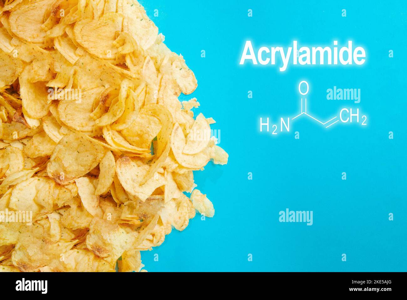Acrylamid in Lebensmitteln. Chips Snack Lebensmittel und chemische Formel von Acrylamid. Europa verhängt eine Beschränkung für Produkte mit einem erhöhten Acrylamid Stockfoto