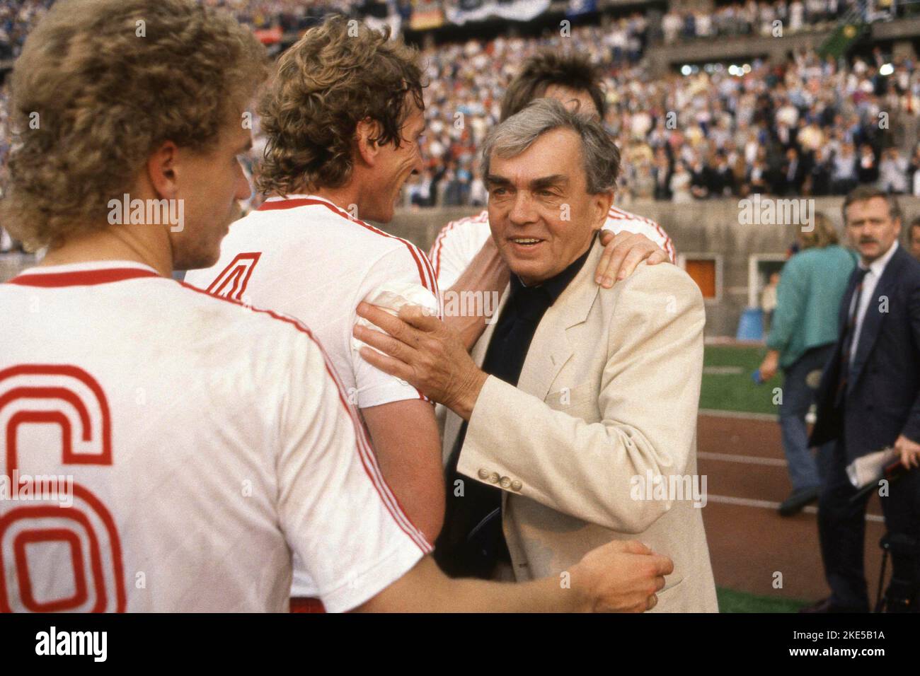 ARCHIVFOTO: Vor 30 Jahren, am 14. November 1992, starb Ernst Happel, Ernst HAPPEL, Trainer, HSV Hamburg Hamburg, rechts, Jubel nach dem Spiel mit seinen Spielern, Jubel, Fußball DFB-Pokalfinale HSV Hamburg Hamburg HSV Hamburg Hamburg - Stuttgarter Kicker 3-1, am 06/20/1987. ? Stockfoto