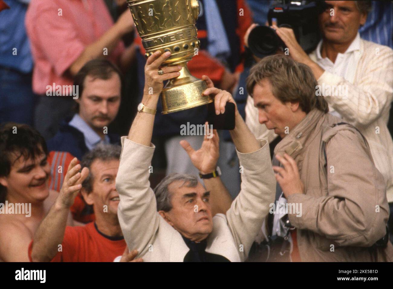 ARCHIVFOTO: Vor 30 Jahren, am 14. November 1992, starb Ernst Happel, Ernst HAPPEL, Trainer HSV Hamburg Hamburg, Jubel nach dem Spiel mit dem Pokal in der Tribüne, Jubel, Fußball DFB-Pokalfinale HSV Hamburg Hamburg HSV Hamburg Hamburg - Stuttgarter Kickers 3-1, am 06/20/1987. ? Stockfoto