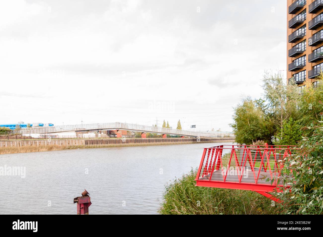 Lookout Riverside Open Space london City Island ist eine neue Entwicklung gegenüber der greenwich-Halbinsel. Die Insel ist vom Fluss lea umgeben Stockfoto