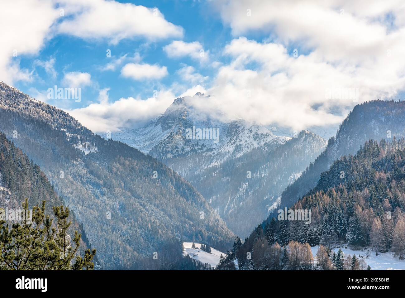 Panoramablick auf die italienischen Alpen im Winter bei dramatischem Morgenhimmel Stockfoto
