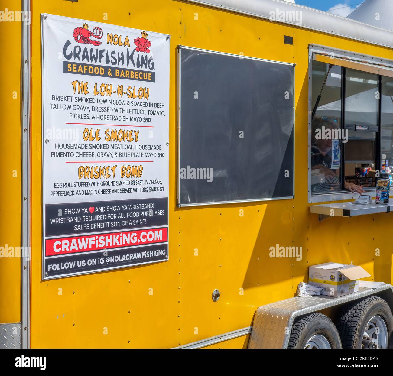 NEW ORLEANS, LA, USA - 6. NOVEMBER 2022: Seitenansicht des Food Trucks Nola Crawfish King mit Bestellfenster und Menü beim Oak Street Po-Boy Festival Stockfoto