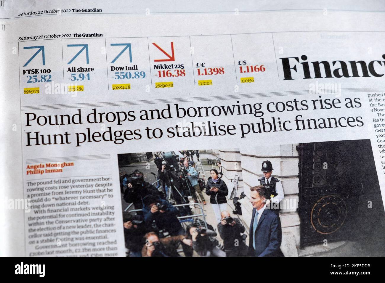 „Das Pfund sinkt und die Kreditkosten steigen, da Hunt verspricht, die öffentlichen Finanzen zu stabilisieren“, titelt die Zeitung Guardian Financial 22 October 2022 London UK Stockfoto