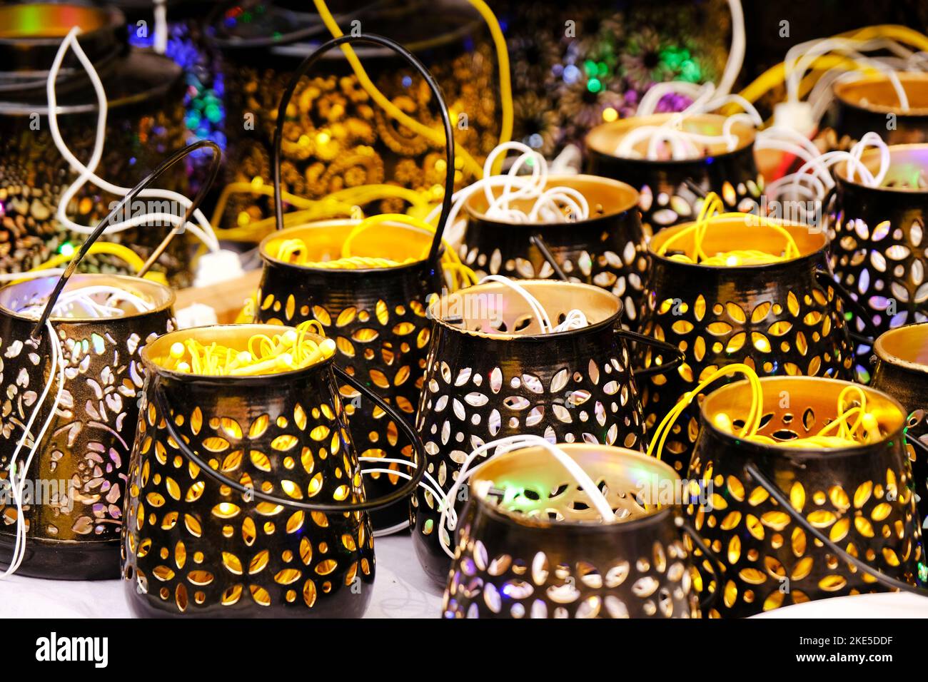 Bunte handgefertigte (handgefertigte) Produkte mit traditionellem Design zum Verkauf auf dem Indian Market. Stockfoto