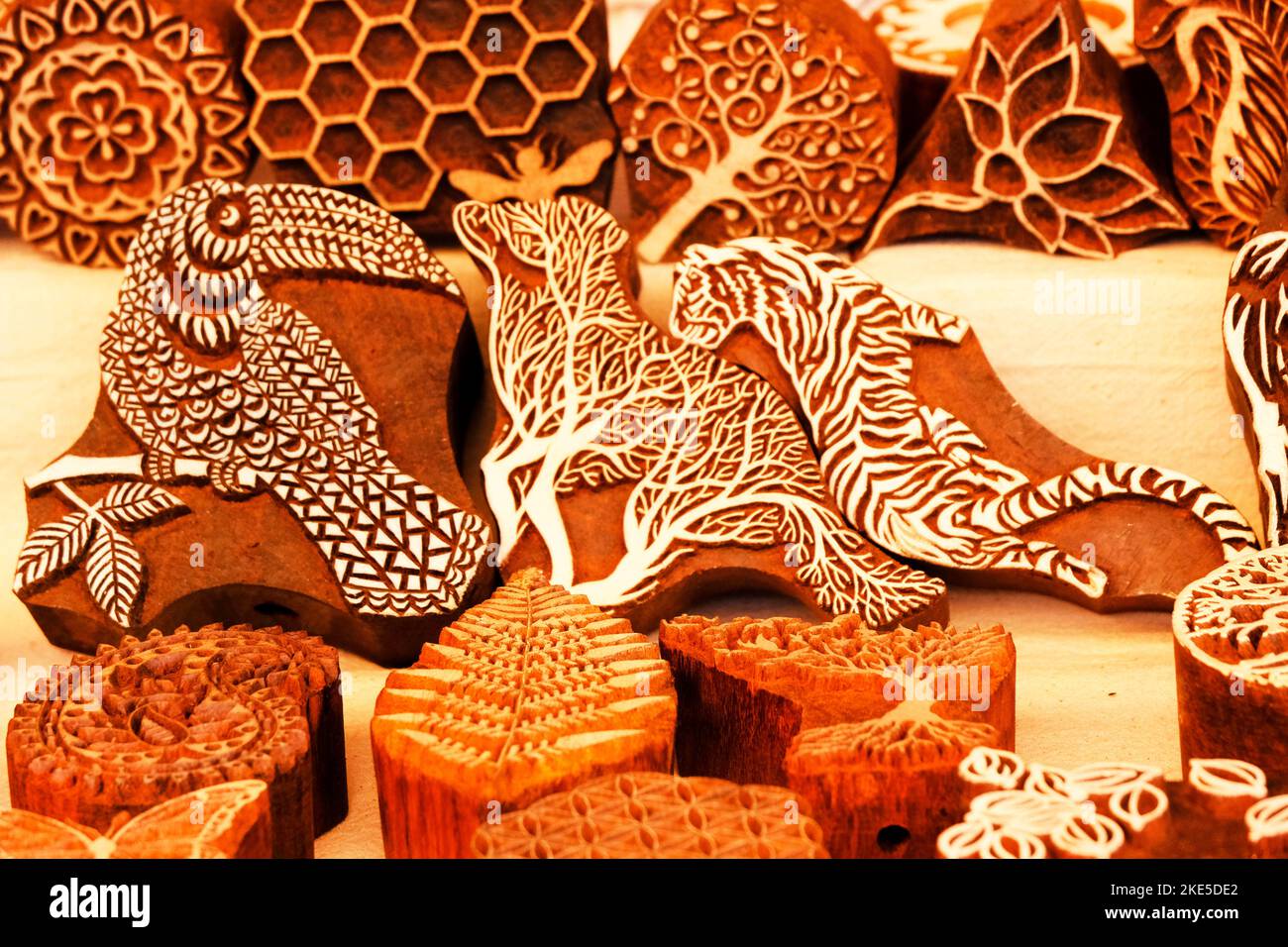 Bunte handgefertigte (handgefertigte) Produkte mit traditionellem Design zum Verkauf auf dem Indian Market. Stockfoto