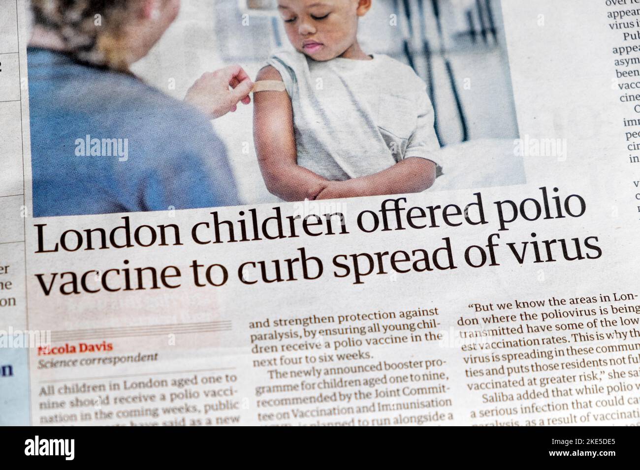 „Londoner Kinder haben einen Polio-Impfstoff angeboten, um die Ausbreitung des Virus einzudämmen“, titelt die Zeitung Guardian, Artikel zur Kinderimpfung 11. August 2022 Großbritannien Großbritannien Stockfoto