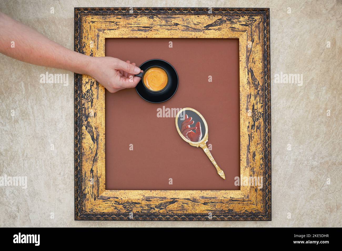 Spiegel und Tasse Espresso von oben im Classic Frame Stockfoto