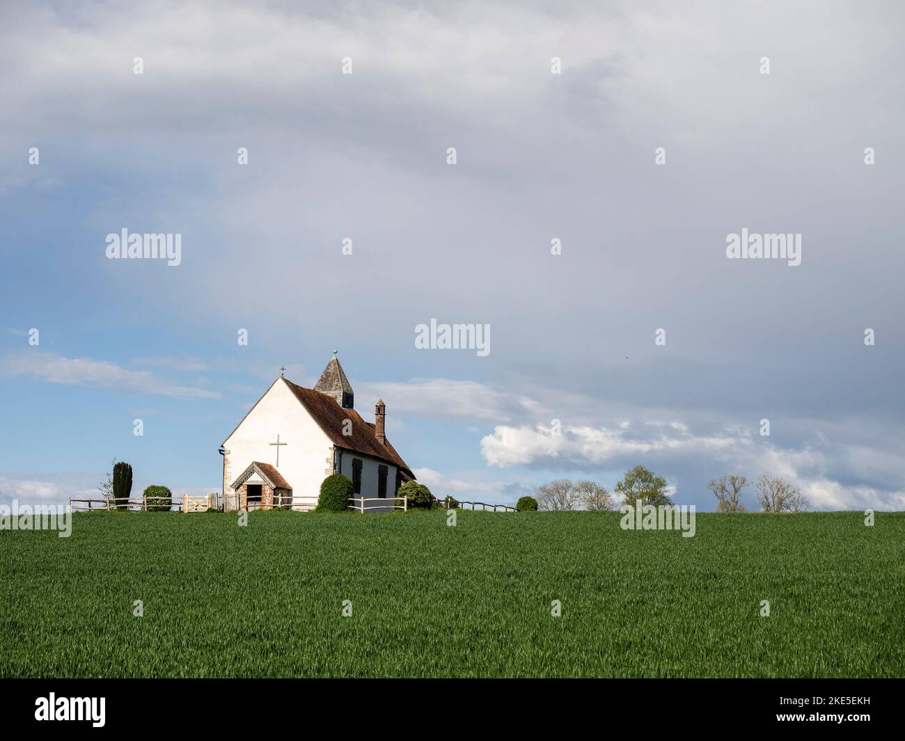Kirche auf einem Feld, St. Hubert's Church, Idsworth, Petersfield