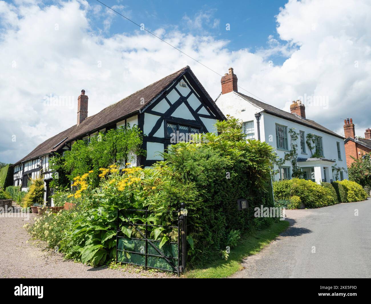 Schwarz-weiße Fachwerkhäuser, Eardisland, Herefordshire, England Stockfoto