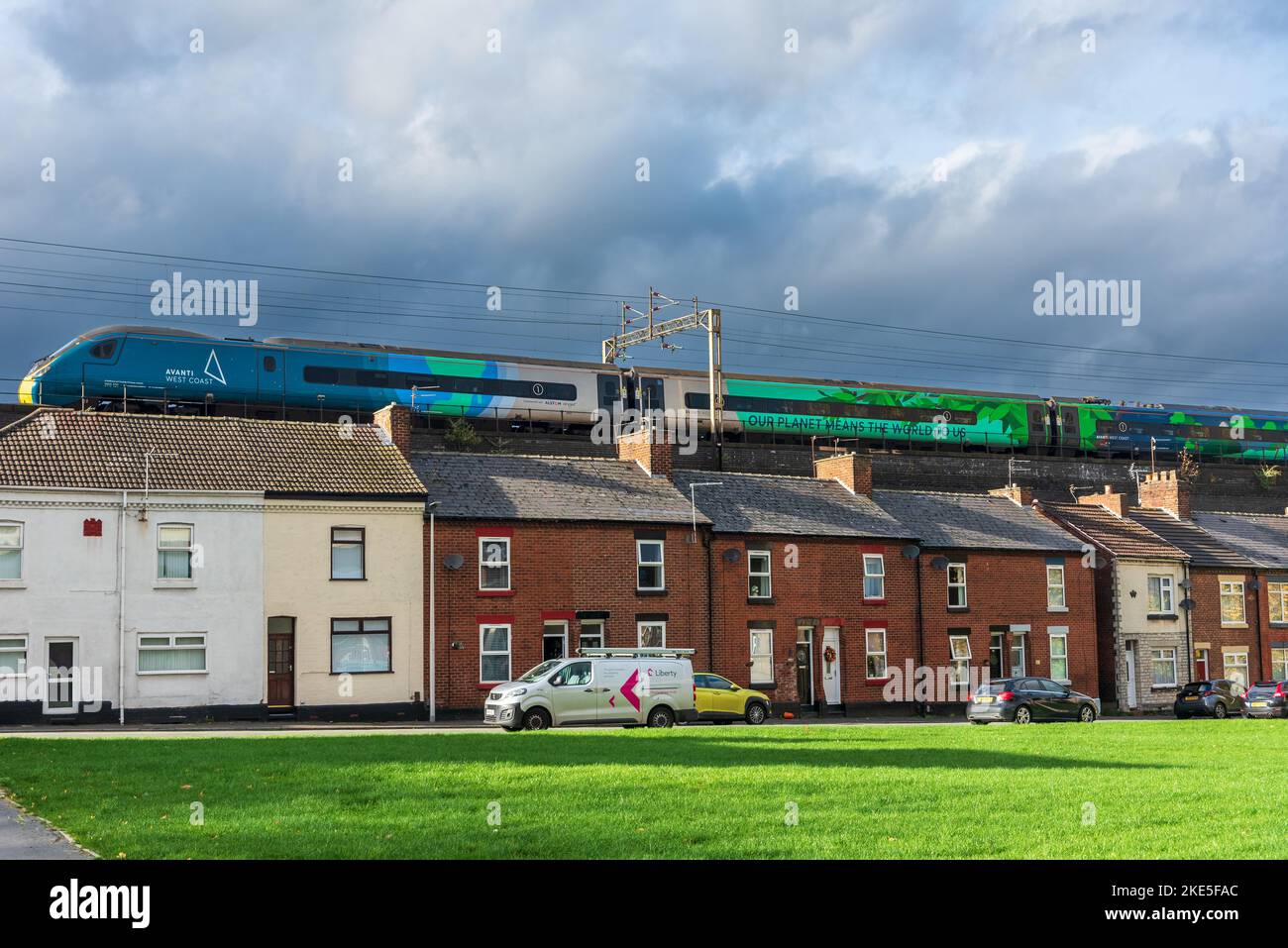 Avanti Pendolino Gelegenheit Klimazug fährt über das Viadukt in Runcorn an der West Coast Main Line. Der Hochgeschwindigkeitszug wurde in eine Uniq eingewickelt Stockfoto